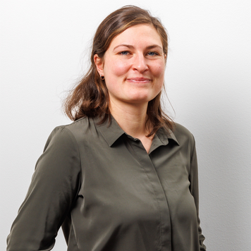 Porträt von Lea Bogischef vor weißer Wand