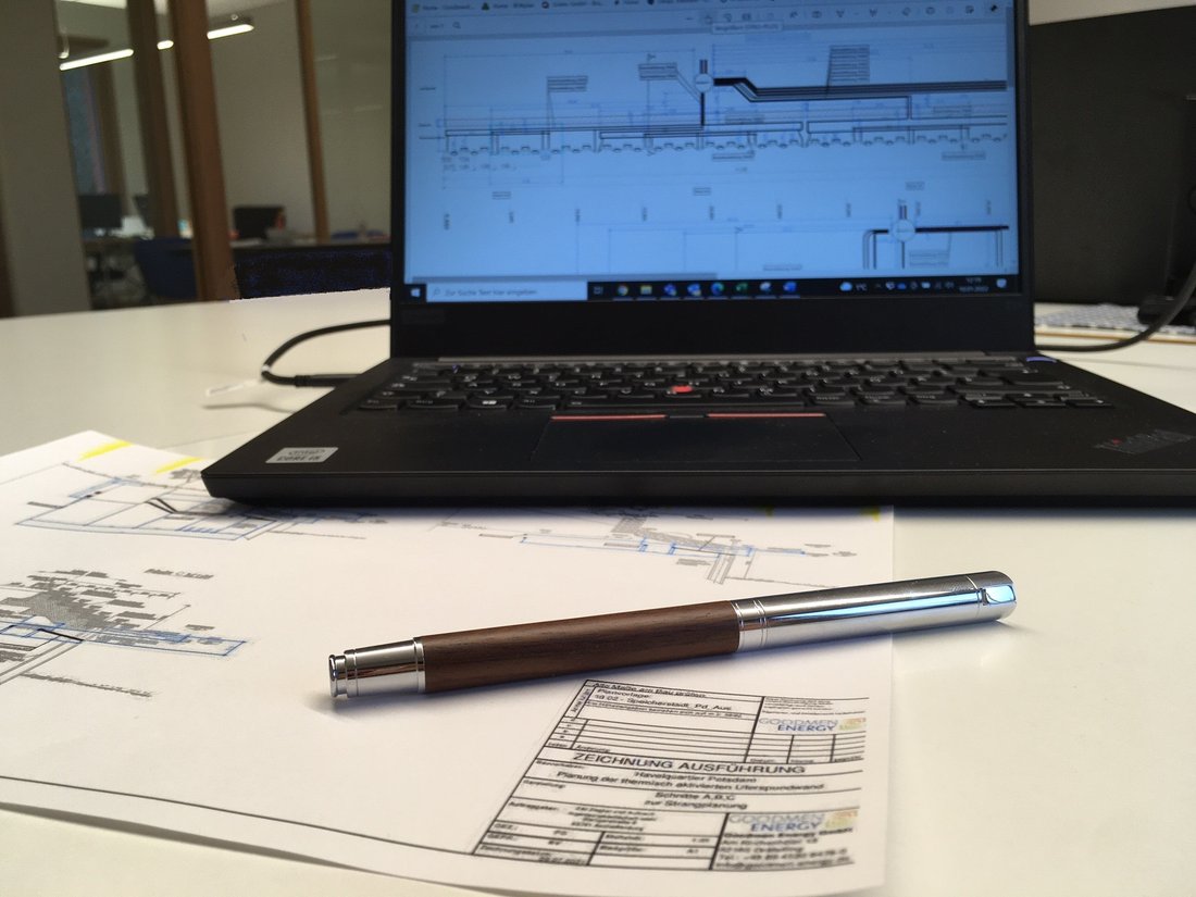 Schreibtisch mit Laptop Planung Spundwand