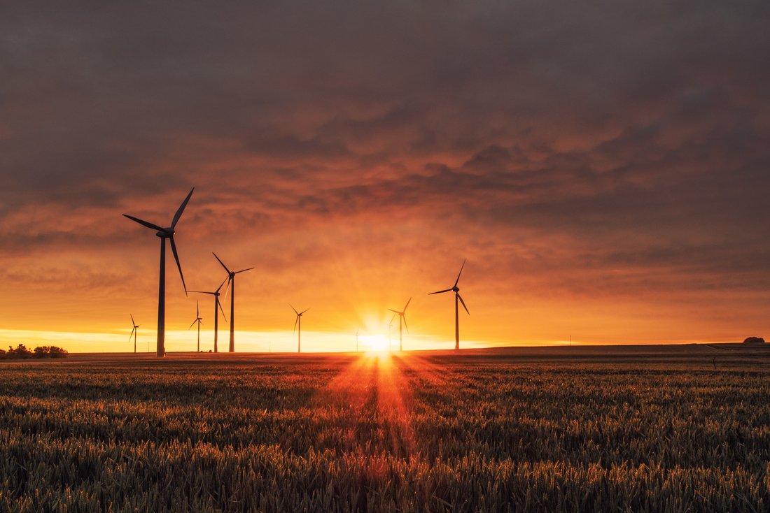 Windpark/Windräder im Sonnenuntergang