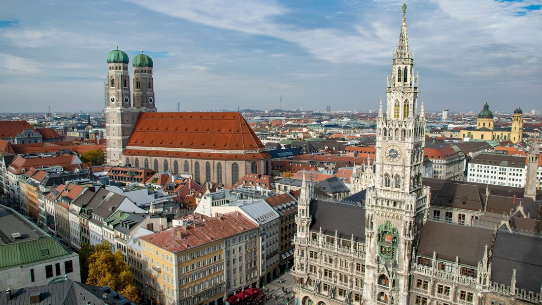 Stadtaufnahme von oben: Münchner Marienplatz mit Rathaus und Frauenkirche