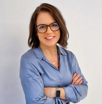 Annemarie vor weißer Wand im Porträt