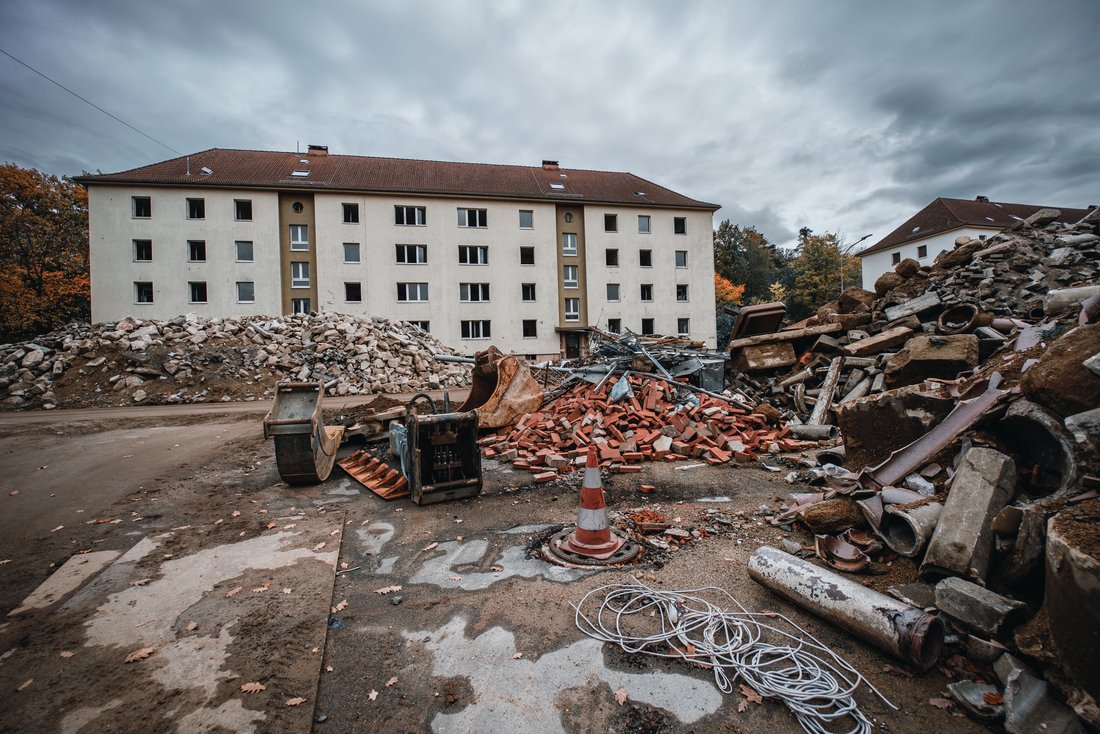 Foto: Timon Reinhard/Unsplash Haussanierung, Baustelle, Baustofftrennung in Haufen