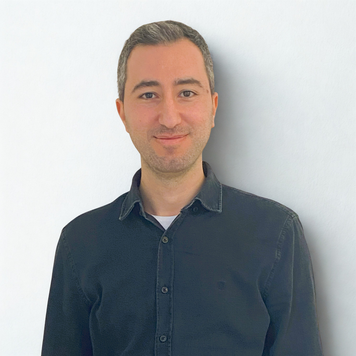 Özgür Isik: Porträt vor weißer Wand