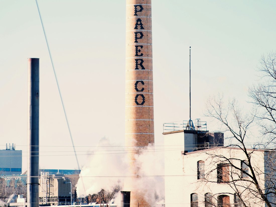Kamin einer Papierfabrik, Gebäude, Rauch, Schriftzug "Paper Co"