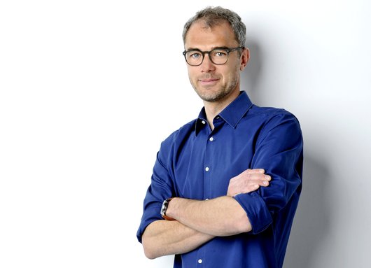 Porträt Dr.-Ing. Markus Pröll im blauen Hemd
