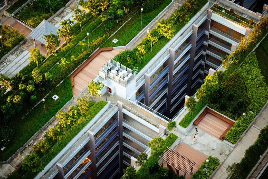 Photo by CHUTTERSNAP on Unsplash Begrünte Dächer einer Wohnanlage